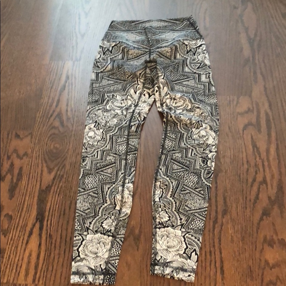 Lululemon Wunder Under leggings!!